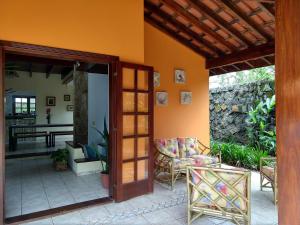 乌巴图巴Casa 5 suítes com piscina e churrasqueira的开放式的房屋门,带庭院