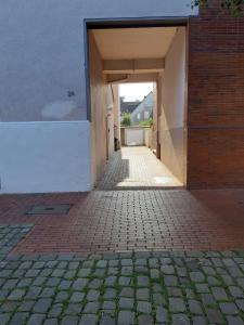 奥斯纳布吕克Gemütliche Wohnung in Osnabrück的砖砌走道的建筑物的敞开的门