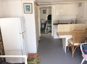Saint Joseph休闲避风港海滩小屋旅馆的厨房配有冰箱和桌子