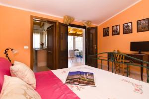 卡布拉斯Casa Titti的一间卧室设有橙色的墙壁和一张床
