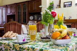 卡布拉斯Casa Titti的一张桌子,上面放着一碗水果和一杯橙汁