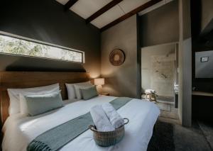 玛洛斯帕克Dream of Africa Bush Lodge的一间卧室配有一张大床和两条毛巾