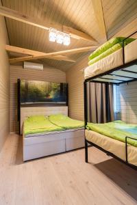 BražuolėBona Natura Nameliai的一间卧室配有两张双层床。
