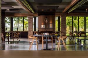 LongianoRelais Villa Margherita的用餐室设有桌椅和窗户。