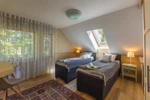 凯尔德拉Nuutri Villa的一间带两张床和窗户的客厅