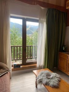 因克勒斯ABELLETES - K31 Deusol - Vall d'Incles - Soldeu的卧室设有大窗户,享有阳台的景色