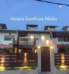 马六甲Alimama Guesthouse Melaka with Balcony的梅拉卡豪华旅馆