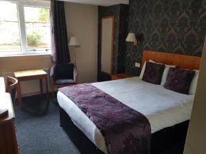 格陵诺克唐提酒店的酒店客房设有床和窗户。