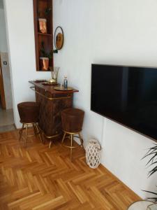 布雷拉Apartments iris的客厅配有壁挂式大屏幕平面电视