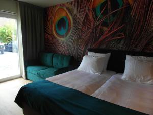 斯鲁伊斯桑德斯德帕乌宾馆的一间卧室配有一张大床和一张沙发