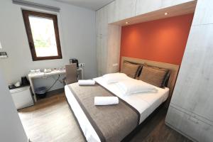 米斯特拉斯Castle View Bungalows的一间卧室配有一张带橙色墙壁的大床