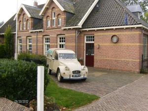 梅登布利克B en B 't Pekeltje的砖屋前的旧车