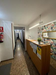 萨拉戈萨Hostal Milmarcos的办公室走廊,设有前台