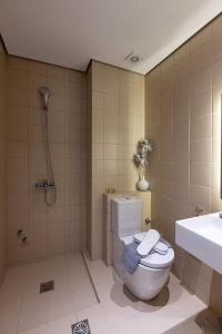 科莫蒂尼Saint George Hotel Rooms的浴室配有卫生间、淋浴和盥洗盆。