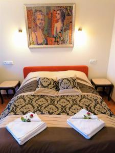 StrzyżówDwór Maria Antonina的一间卧室配有带毛巾的床