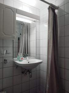 特隆赫姆Pilegrimsgården Hotell og Gjestegård的一间带水槽和镜子的浴室