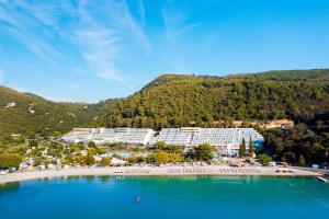 拉巴克常春藤酒店 - 马斯利尼察酒店及度假村的享有海滩和建筑的空中景致