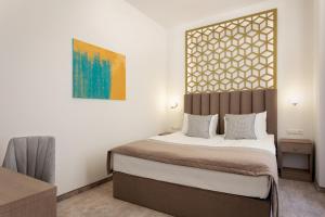 布达佩斯Mera Hotel的一间卧室,卧室内配有一张大床
