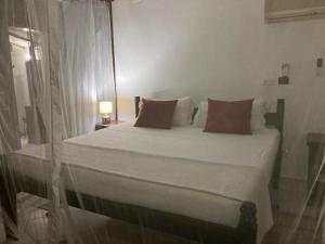 Queen K Cottages Watamu At Chrystal Homes客房内的一张或多张床位