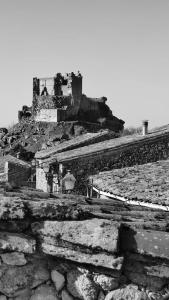 TrevejoLa Lagareta de Olivia的山丘上城堡的黑白照片