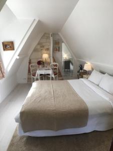 La Romance et la Romanesque客房内的一张或多张床位