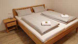 乌尔丁根-米赫尔霍芬Ferienwohnung und Pension Antje Ekert的床上有两条白色毛巾