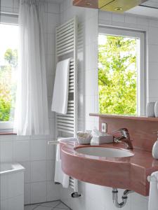 巴特温嫩贝格帕克酒店的一间带水槽和窗户的浴室