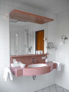 巴特温嫩贝格帕克酒店的一间带水槽和镜子的浴室
