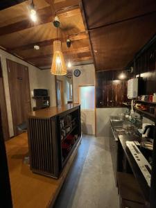 名古屋Kikunoya - Vacation STAY 83152的中间有一个岛的厨房