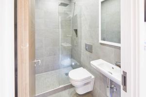 哈罗盖特Host & Stay - One Love的一间带卫生间和水槽的浴室