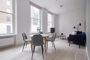 伦敦1VH Virginia House, 31 Bloomsbury Way by City Living London的白色的客厅配有桌椅