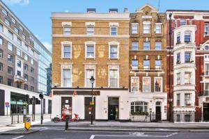 伦敦1VH Virginia House, 31 Bloomsbury Way by City Living London的城市街道拐角处的建筑物