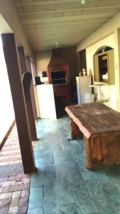 乌贝兰迪亚Hostel Park的厨房配有木桌和冰箱。