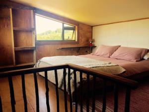 卡斯特鲁Casa Chakana Chiloé的一间卧室配有一张床,内设窗户
