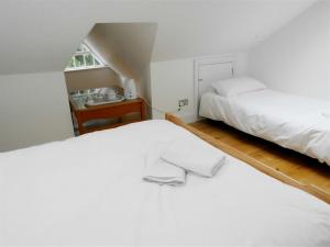 基尤Kew Studios and Rooms的一间卧室设有两张床和窗户。