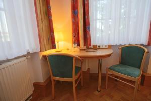 葡萄酒之路上的诺伊施塔特Hotel Restaurant Hambacher WInzer的一个小桌子和两把椅子