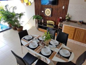 3 bedrooms apartement at Tambon Mae Nam 90 m away from the beach with sea view private pool and balcony餐厅或其他用餐的地方