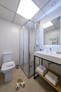 塔拉戈纳Tgna Reial 1的带淋浴、卫生间和盥洗盆的浴室