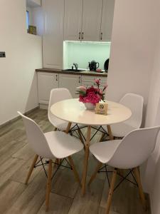 萨图马雷SOLE Apartment 1的厨房里配有白色的桌椅
