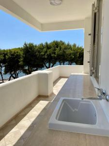 加利波利Attico Margherita - LA TERRAZZA SUL MARE的带浴缸的浴室,享有海景