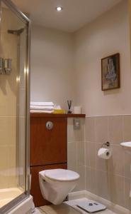 爱丁堡LuxApartment - Port Of Leith - Free Parking的浴室配有卫生间、淋浴和盥洗盆。