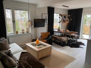 耶尔夫瑟Naturnära boende i vackra Järvsö - F的客厅配有沙发和桌子