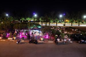 胡里卜盖HOTEL BORJ EL ARAB的一群摩托车在晚上停在停车场