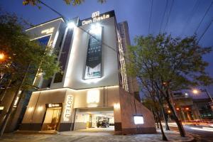 釜山Denbasta Hotel的街道上带有标志的建筑