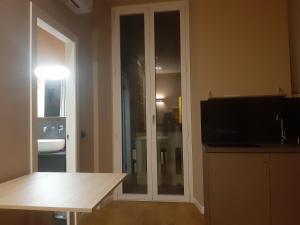 米兰Catenica的客厅设有滑动玻璃门和电视