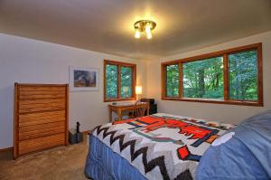 基灵顿Lakewood Lodge的一间卧室配有一张床、梳妆台和窗户。