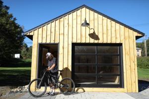 斯托Tälta Lodge, a Bluebird by Lark的棚屋门口骑着自行车的人
