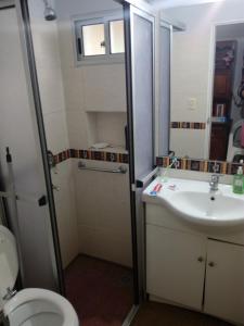 库奇拉阿尔塔CASA CUCHILLA ALTA的浴室配有卫生间、盥洗盆和淋浴。