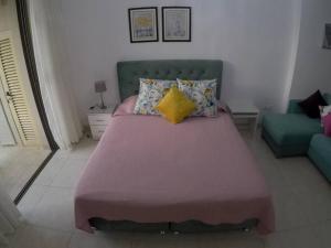 亚喀巴Rental unit in RAHA village compound, special view的一间卧室配有一张大床和一张沙发