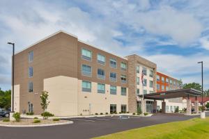 米兰诺Holiday Inn Express & Suites - Milan - Sandusky Area, an IHG Hotel的酒店前方的图片